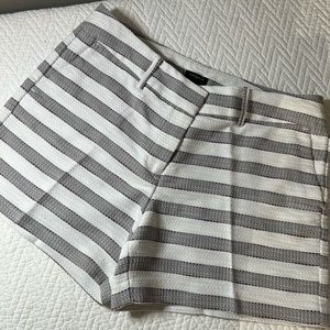 Ann Taylor women’s shorts‎ size 8 gray and white striped like New